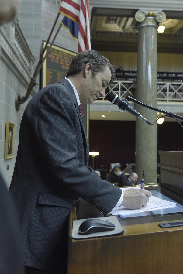 After the House agreed with the senate and approved House Bill 662, House Speaker Todd Richardson signs it so it can be sent to Governor Eric Greitens for his consideration.  (photo; Tim Bommel, Missouri House Communications)